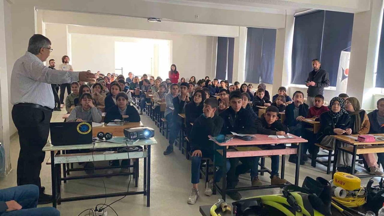 O illerindeki öğrenciler "Mavi Bilim’le" buluştu