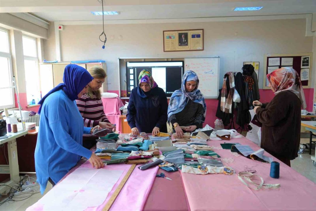 Kursiyer kadınlar üreterek hem öğreniyor hem mutlu ediyor