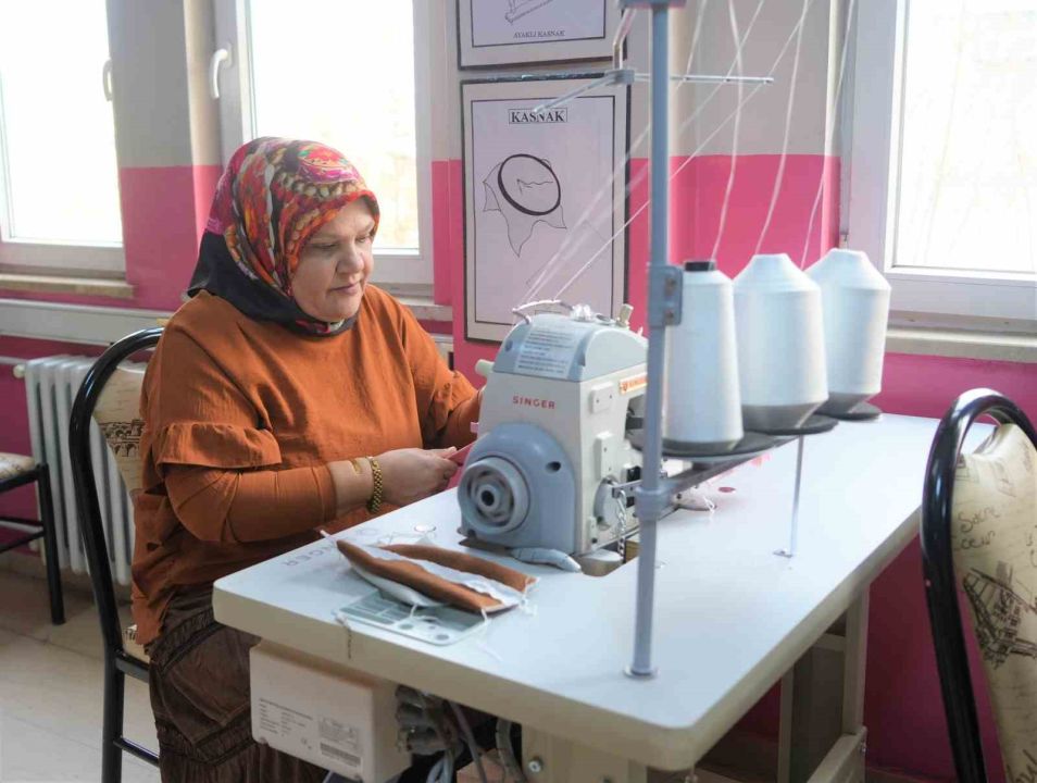 Kursiyer kadınlar üreterek hem öğreniyor hem mutlu ediyor