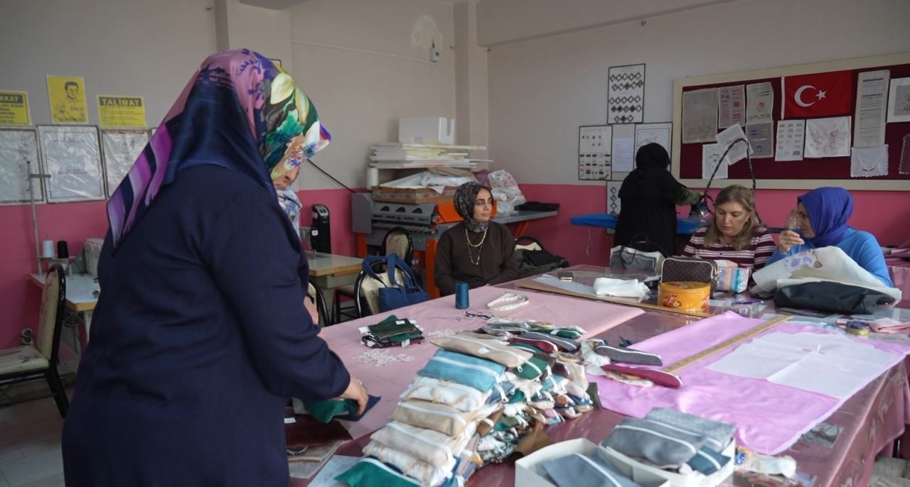 Kursiyer kadınlar üreterek hem öğreniyor hem mutlu ediyor