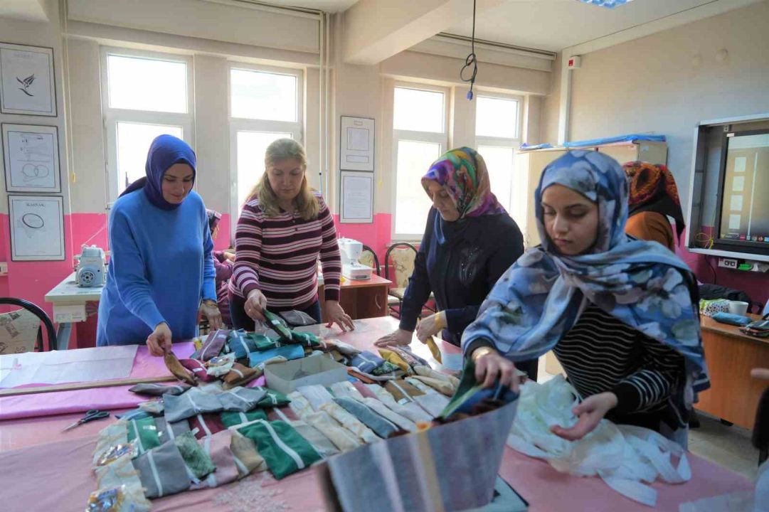 Kursiyer kadınlar üreterek hem öğreniyor hem mutlu ediyor