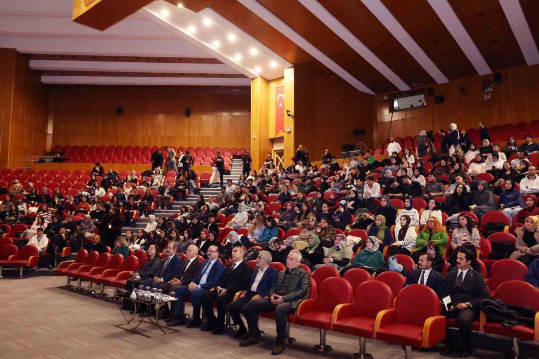 TEDXATATÜRKUNİVERSİTY "Perde" temasıyla katılımcılarla buluştu