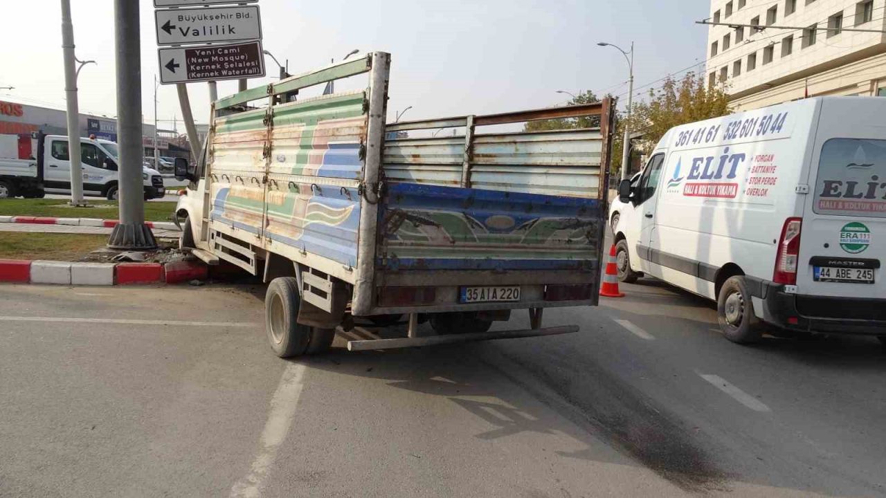 Kamyonet ile ticari taksi çarpıştı: 2 yaralı