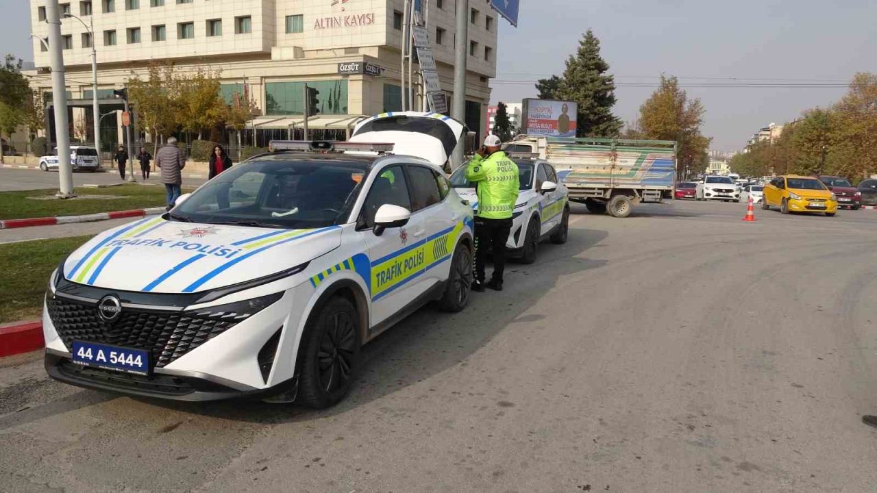 Kamyonet ile ticari taksi çarpıştı: 2 yaralı