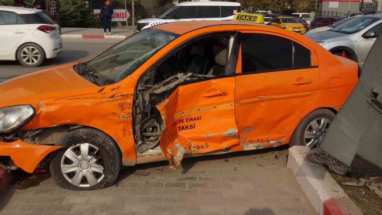 Kamyonet ile ticari taksi çarpıştı: 2 yaralı