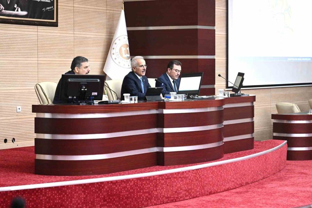 Ulaştırma ve Altyapı Bakanı Uraloğlu: "Erzincan-Erzurum-Kars tren hattı etüt proje çalışmaları devam ediyor"