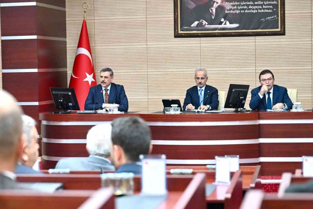 Ulaştırma ve Altyapı Bakanı Uraloğlu: "Erzincan-Erzurum-Kars tren hattı etüt proje çalışmaları devam ediyor"