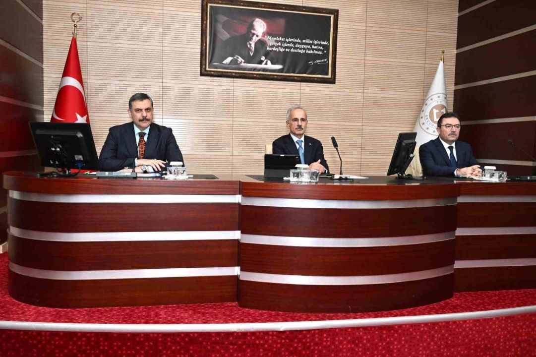 Ulaştırma ve Altyapı Bakanı Uraloğlu: "Erzincan-Erzurum-Kars tren hattı etüt proje çalışmaları devam ediyor"