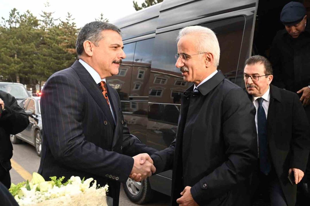 Ulaştırma ve Altyapı Bakanı Uraloğlu: "Erzincan-Erzurum-Kars tren hattı etüt proje çalışmaları devam ediyor"