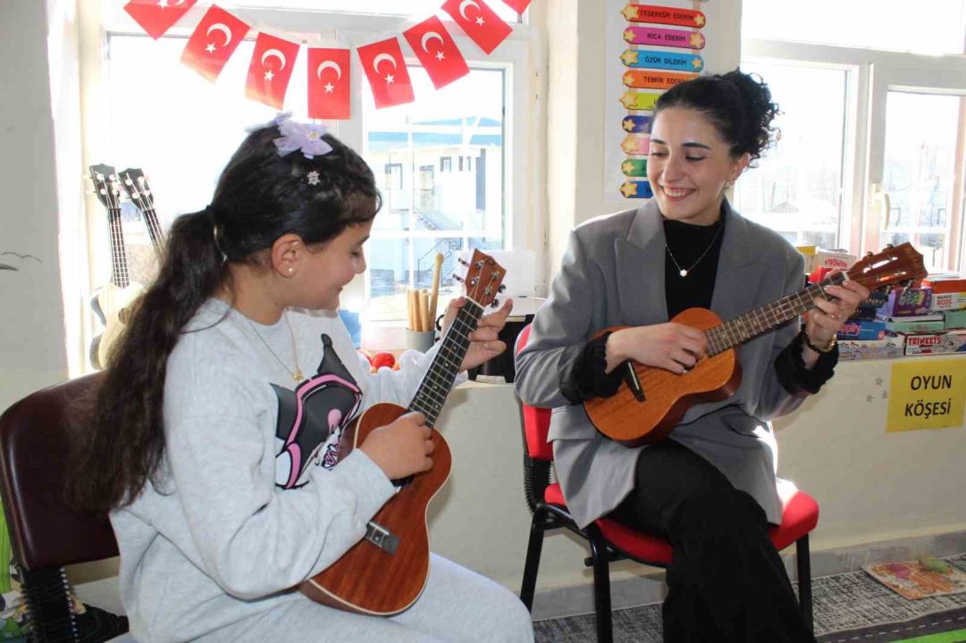 Tek öğretmen, dört öğrenci: Köy okuluna yürek ısıtan dokunuş