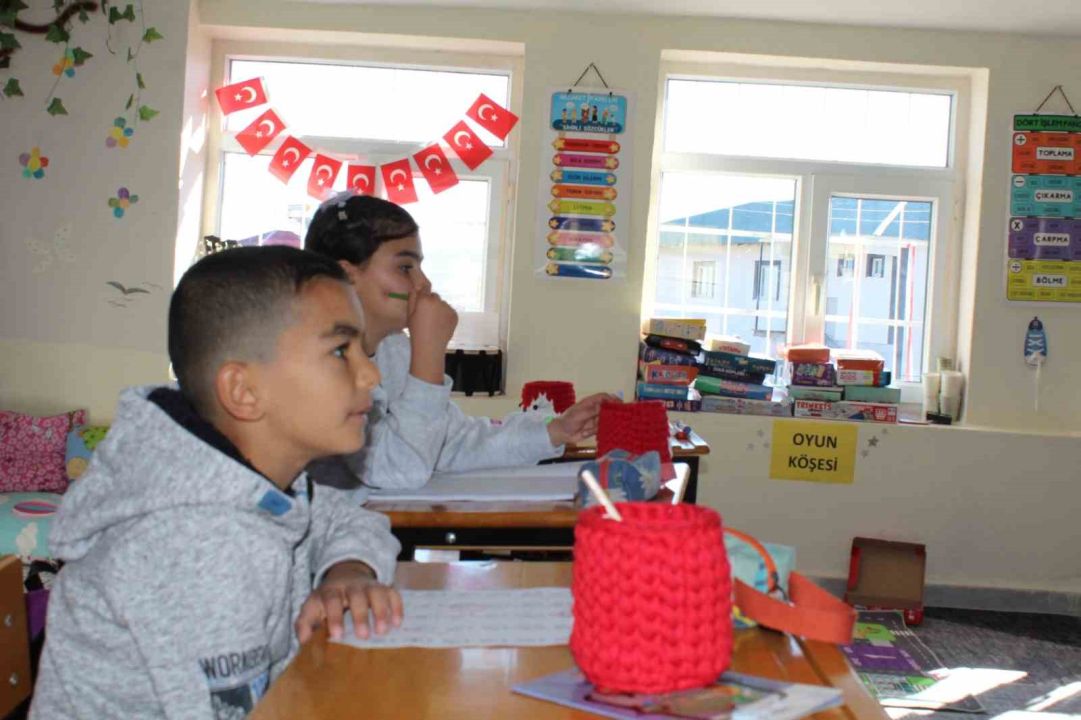 Tek öğretmen, dört öğrenci: Köy okuluna yürek ısıtan dokunuş