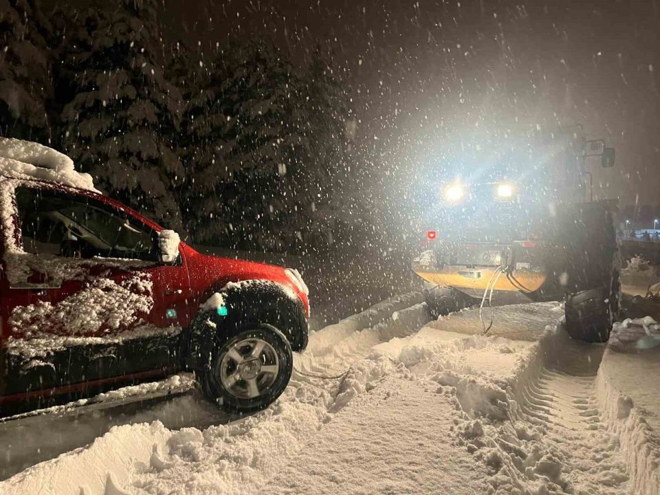 Kars’ta yolda mahsur kalan aracın yardımına özel idare ekipleri yetişti