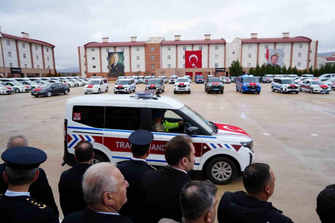 Erzincan’da emniyet ve jandarmaya 122 yeni hizmet aracı teslim edildi