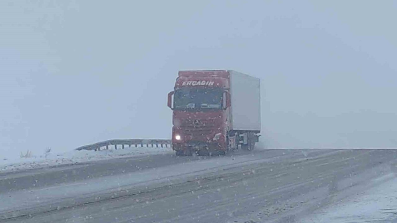 Van’da 102 yerleşim yerinin yolu ulaşıma kapandı