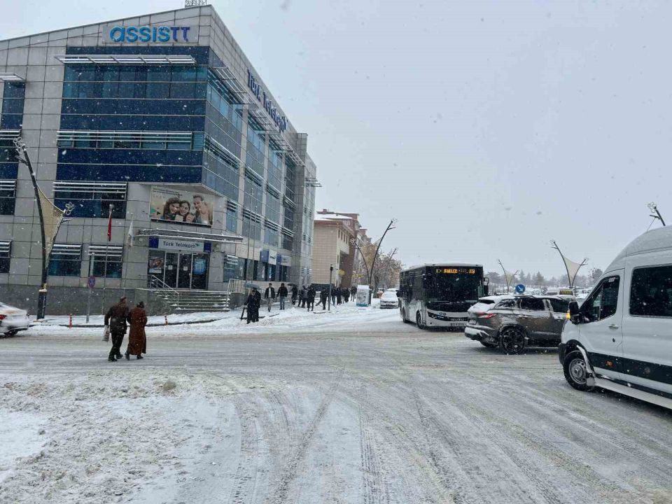 Bingöl’de beklenen kar yağışı başladı