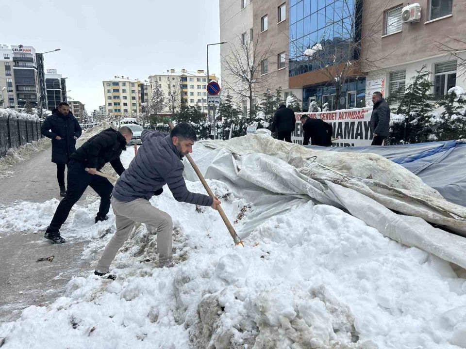 Van’da işten çıkarılan işçilerin eylem çadırı kar yağışı nedeniyle çöktü
