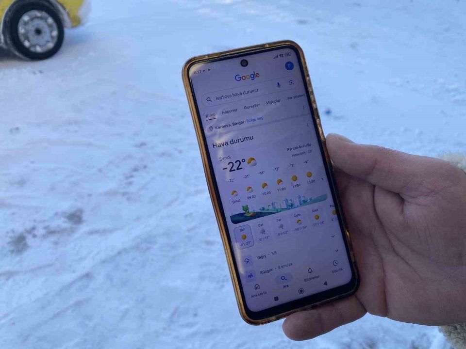 Karlıova buz tuttu: Yetişkinler cefasını, çocuklar ise sefasını sürdü