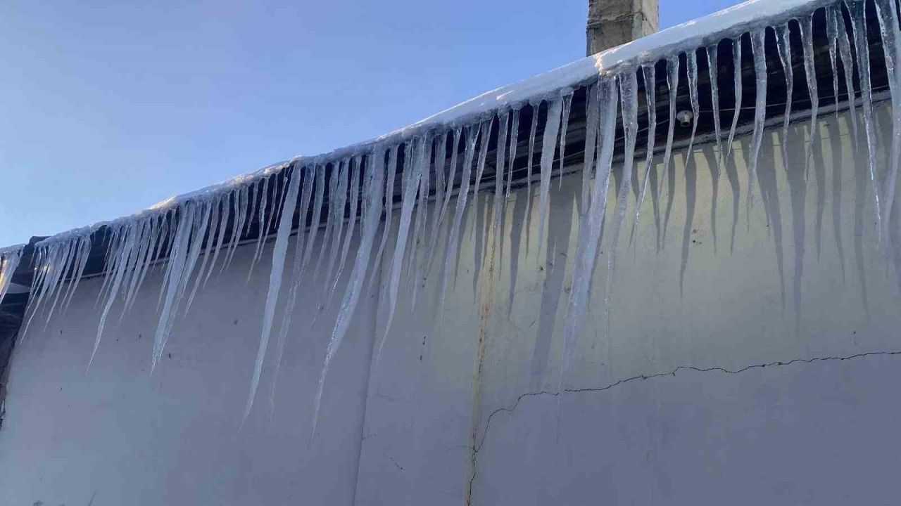 Karlıova buz tuttu: Yetişkinler cefasını, çocuklar ise sefasını sürdü