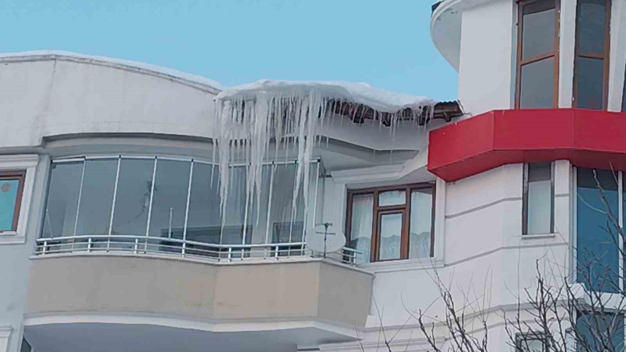 Erciş’te buz sarkıtları tehlike saçıyor