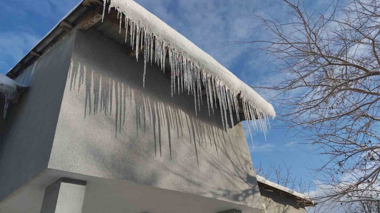 Erciş’te buz sarkıtları tehlike saçıyor