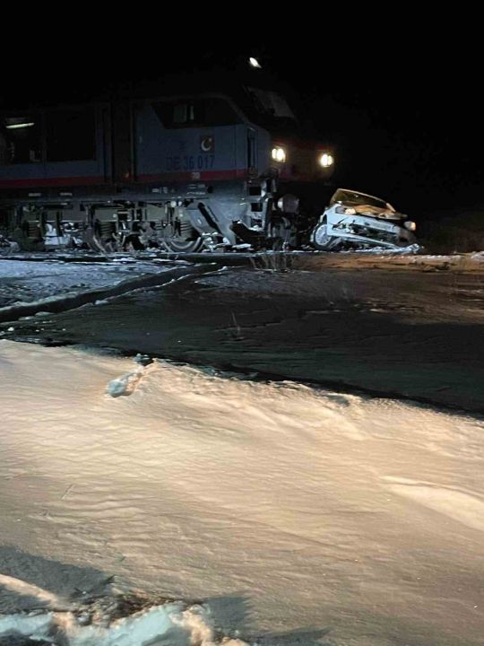 Sarıkamış’ta yük treni otomobile çarptı: 1 yaralı