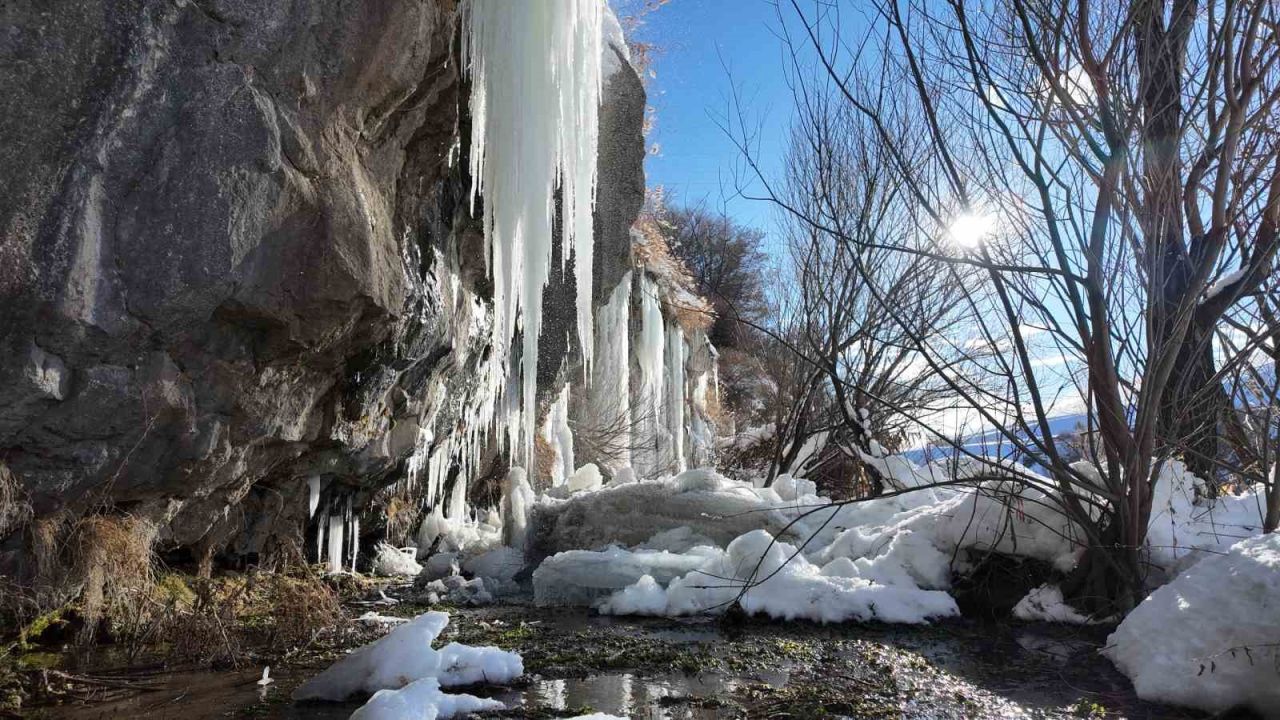 Kanyonda oluşan metrelerce boydaki buz sarkıtları görsel şölen sunuyor