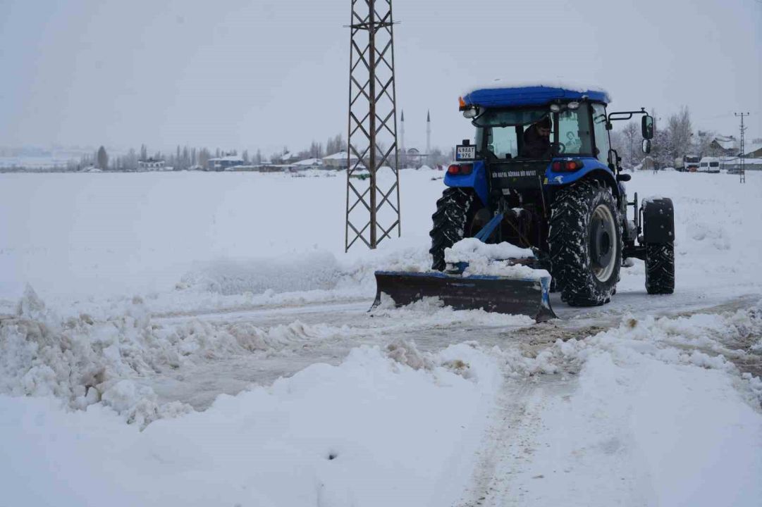 Muş’ta muhtarın gönüllü kar mesaisi takdir topladı