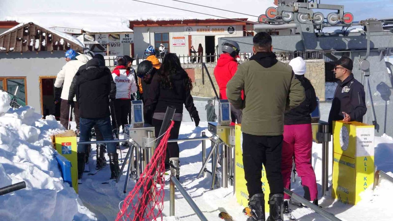 Yoğun kar yağışı Abalı Kayak Merkezi’ni yeniden hareketlendirdi