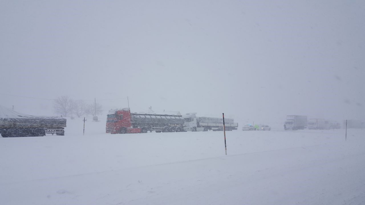 Erzincan’da kar ve tipi ulaşımı olumsuz etkiledi