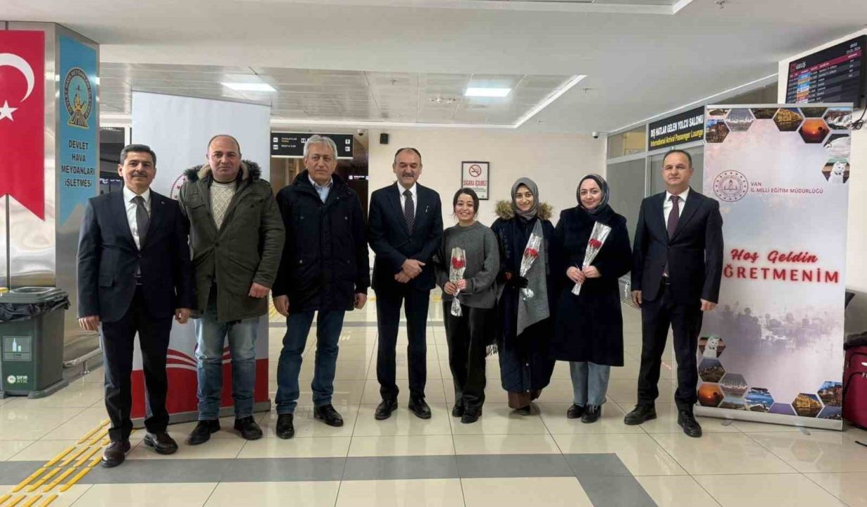 Van’a yeni atanan öğretmenler güllerle karşılandı
