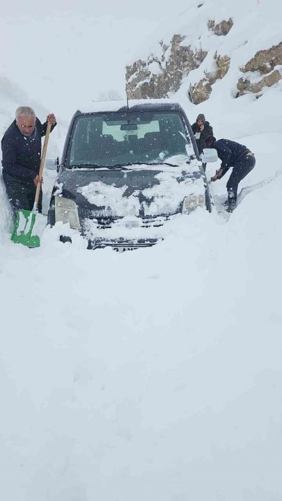 Bahçesaray’da çığ faciası son anda atlatıldı: Araçtaki aile ölümden döndü