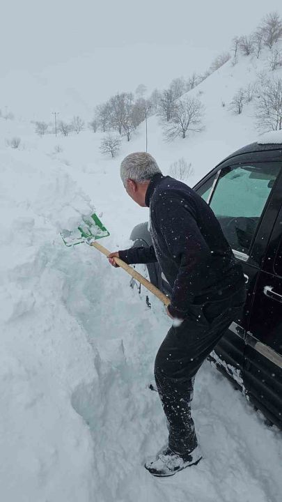 Bahçesaray’da çığ faciası son anda atlatıldı: Araçtaki aile ölümden döndü