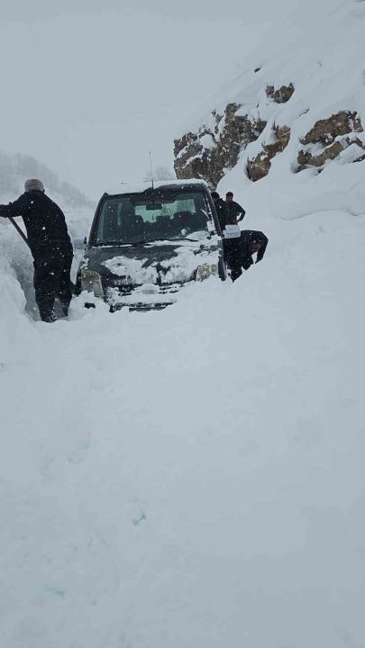 Bahçesaray’da çığ faciası son anda atlatıldı: Araçtaki aile ölümden döndü