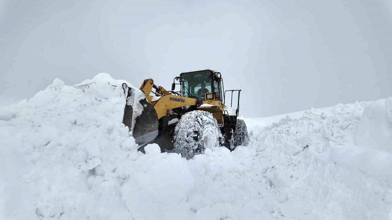 Bingöl’de karla mücadele çalışmaları gece gündüz sürüyor