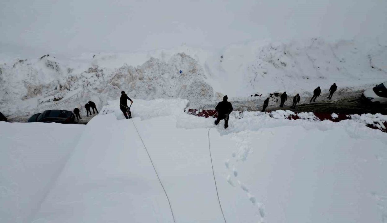 Vatandaşlar zarar görmesin diye çatılarda temizlik mesaisi başladı