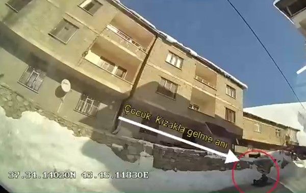 Kızakla kayarken otobüsün altına giren çocuk hayatını kaybetti