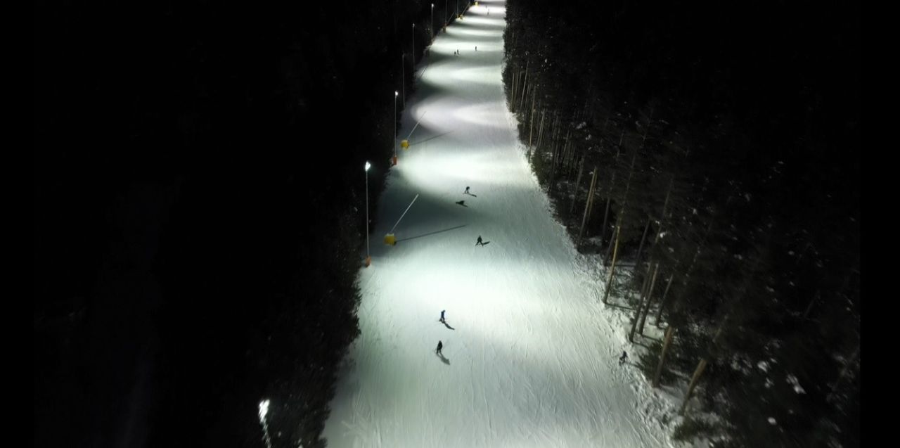 Kristal karların üzerinde gece mesaisi: Sarıkamış’ta ışıklar altında kayak keyfi