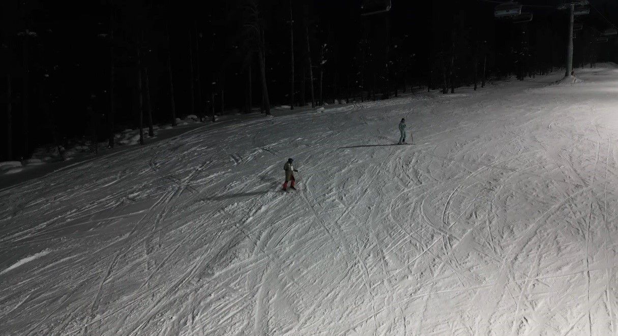 Kristal karların üzerinde gece mesaisi: Sarıkamış’ta ışıklar altında kayak keyfi