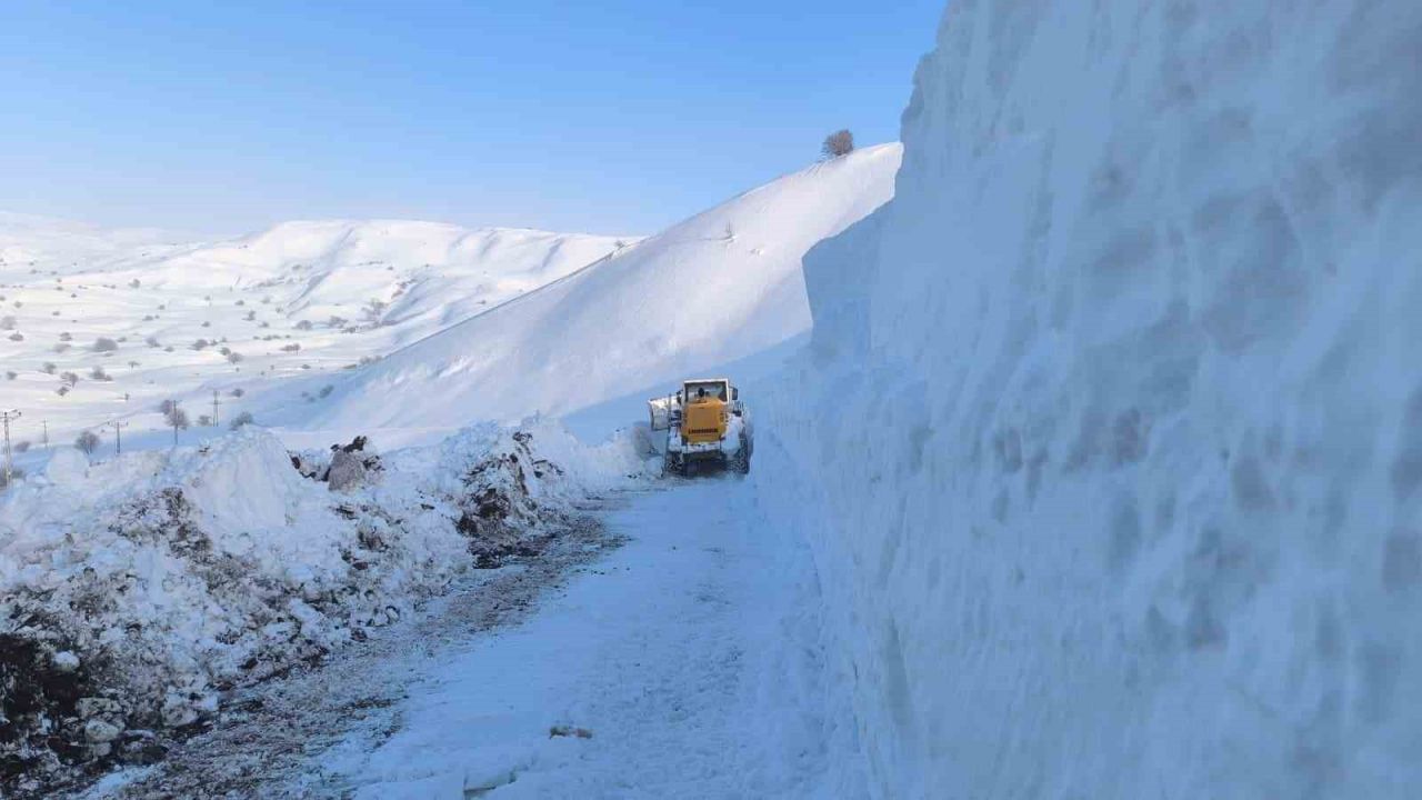Karla kaplı mezrada mahsur kalan köylünün imdadına ekipler yetişti