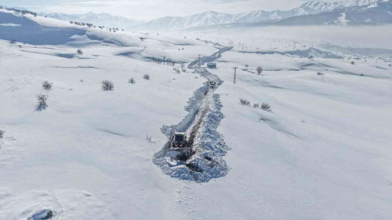 Karla kaplı mezrada mahsur kalan köylünün imdadına ekipler yetişti