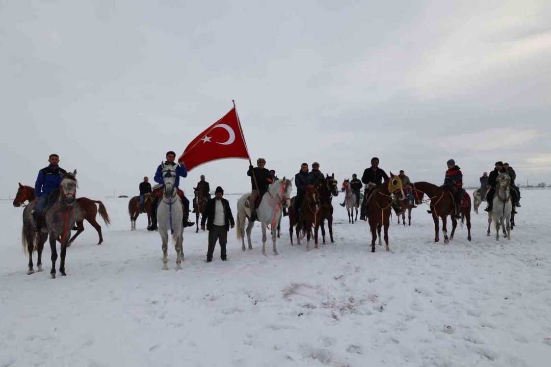 Belediye Başkanı Emrullah Akpunar, at sırtında yaban hayatı için yemleme yaptı