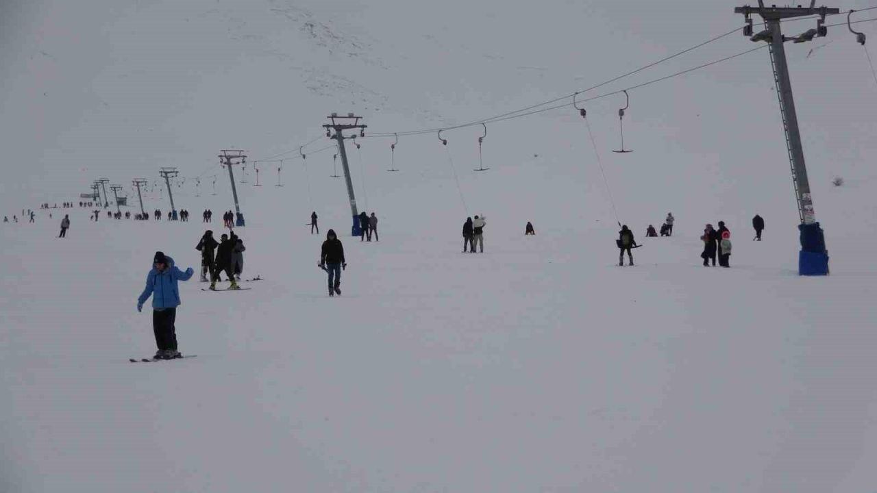 Van’daki kayak merkezi hafta içi de yoğun ilgi görüyor