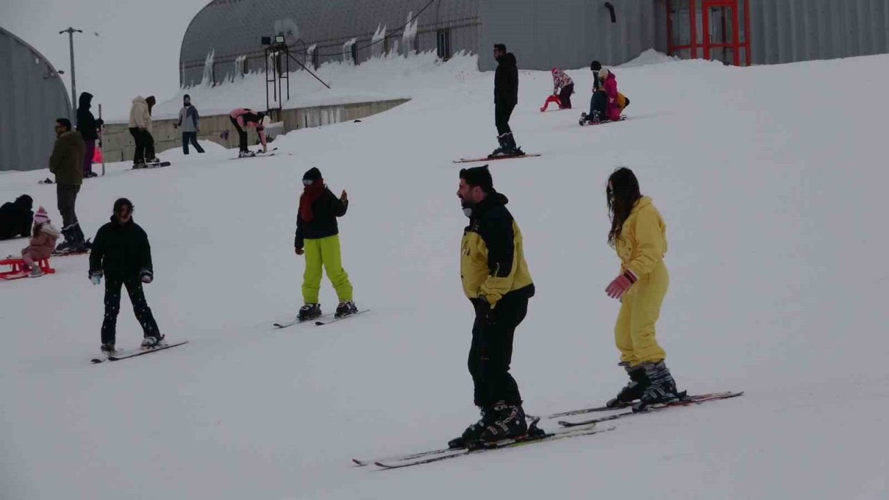 Van’daki kayak merkezi hafta içi de yoğun ilgi görüyor