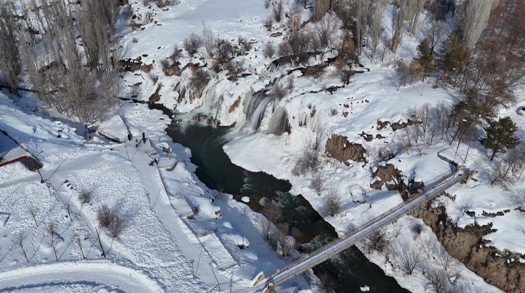 Muradiye Şelalesi beyaz gelinliğini giydi