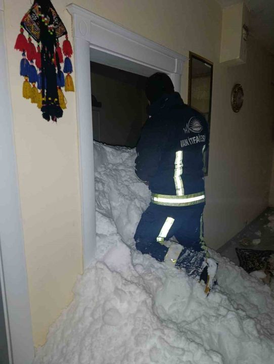 Mahalleye çığ düştü: 1 kişi kayıp, 22 ev boşaltıldı