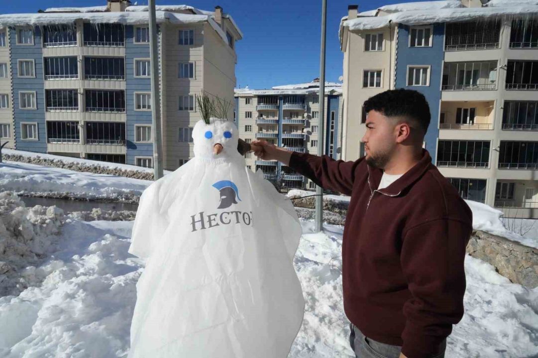 Muş’ta karı eğlenceye dönüştüren berberler, kardan adamı tıraş etti