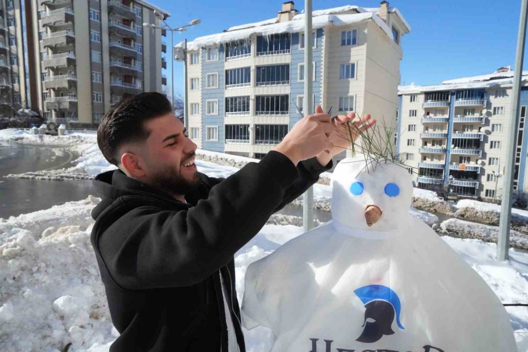 Muş’ta karı eğlenceye dönüştüren berberler, kardan adamı tıraş etti