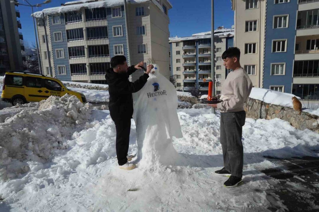 Muş’ta karı eğlenceye dönüştüren berberler, kardan adamı tıraş etti