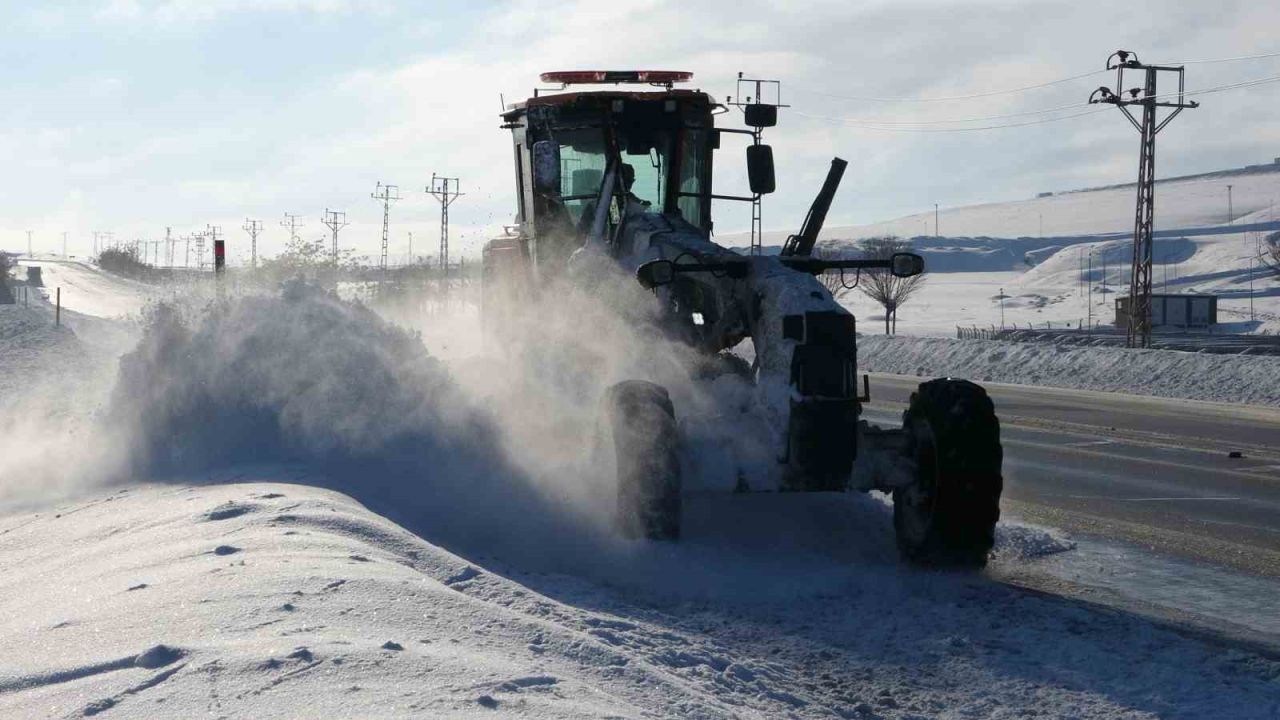 Van’da kardan dolayı kapanan 625 yoldan 408’i açıldı