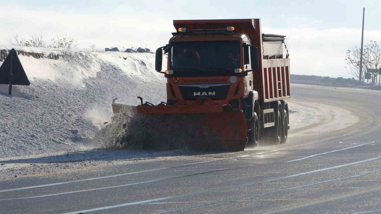 Van’da kardan dolayı kapanan 625 yoldan 408’i açıldı